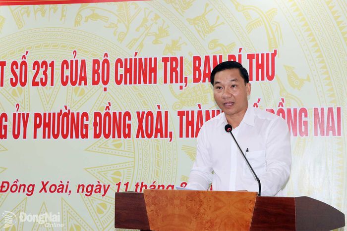 Phó Bí thư Thường trực Đảng ủy phường Đồng Xoài Cao Văn Vũ báo cáo tại buổi làm việc. Ảnh: Quang Minh