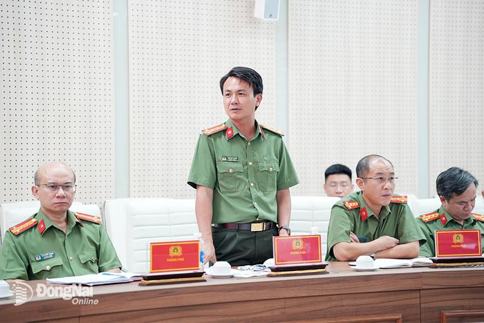 Đại diện các đơn vị nghiệp vụ phát biểu ý kiến tại buổi làm việc. Ảnh: T.V