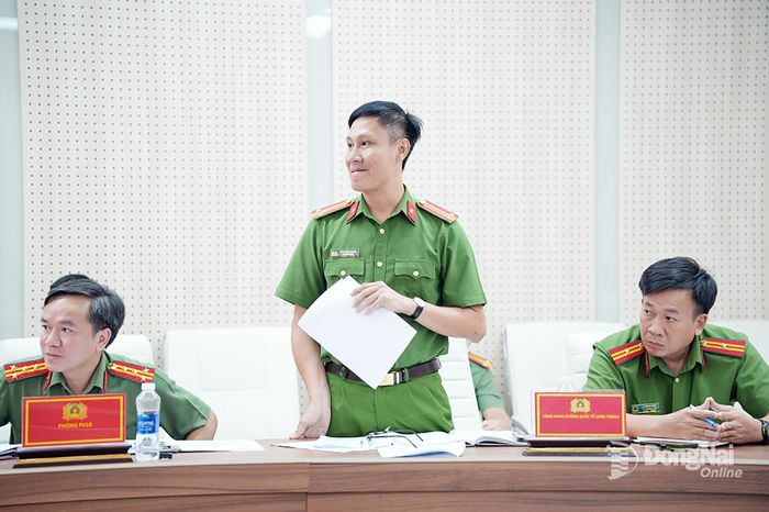 Đại diện đồn công an các khu công nghiệp, Cảng hàng không quốc tế Long Thành phát biểu ý kiến tại buổi làm việc. Ảnh: T.V