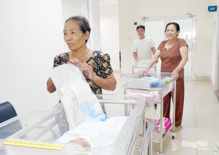 Phụ huynh đưa trẻ đi lấy máu gót chân, sàng lọc sơ sinh tại Bệnh viện Hoàn Mỹ Đồng Nai. Ảnh: Hạnh Dung