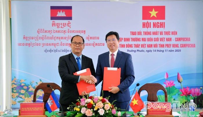 Đồng chí Huỳnh Minh Tuấn, Phó Chủ tịch UBND tỉnh Đồng Tháp và ngài Pich Sotharoth, Phó Tỉnh trưởng tỉnh Prey Veng (Campuchia) ký kết biên bản thỏa thuận, thống nhất Hiệp định Thương mại biên giới Việt Nam - Campuchia giữa tỉnh Đồng Tháp và tỉnh Prey Veng thông qua đường ngoại giao và qua thỏa thuận.