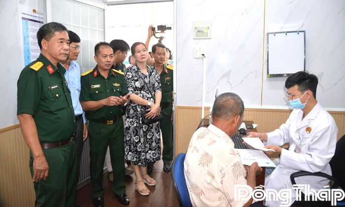 Lãnh đạo Cục Hậu cần - Kỹ thuật Quân khu 9 cùng các đại biểu tham quan thực tế tại Khu khám bệnh dành cho quân nhân, cán bộ hưu trí cao cấp.