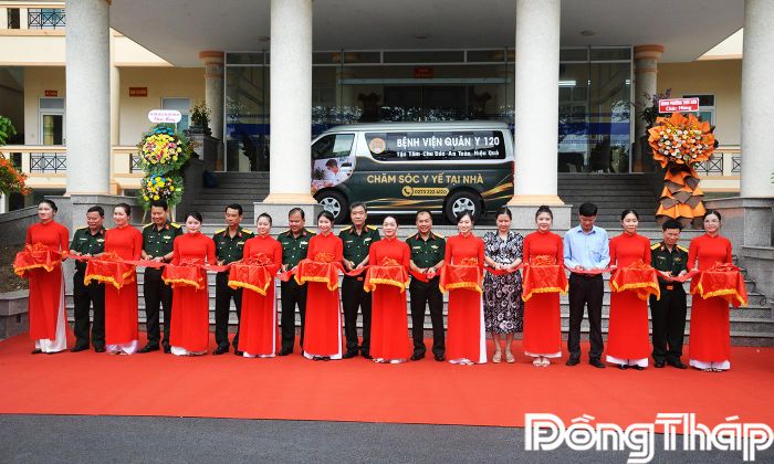 Nghi thức cắt băng khai trương. 