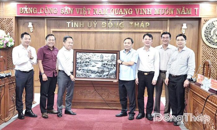 Đoàn công tác Trung tâm Truyền hình Việt Nam khu vực Nam Bộ tặng quà lưu niệm.