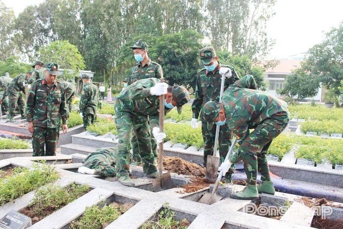 Cán bộ, chiến sĩ Đội lấy mẫu hài cốt liệt sĩ đang thực hiện nhiệm vụ.