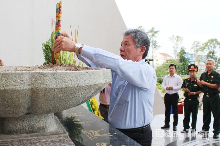 Đồng chí Ngô Chí Cường, Ủy viên Ban Chấp hành Trung ương Đảng, Bí thư Tỉnh ủy, Chủ tịch HĐND tỉnh Đồng Tháp, dâng hương tại Đài Tổ quốc ghi công.