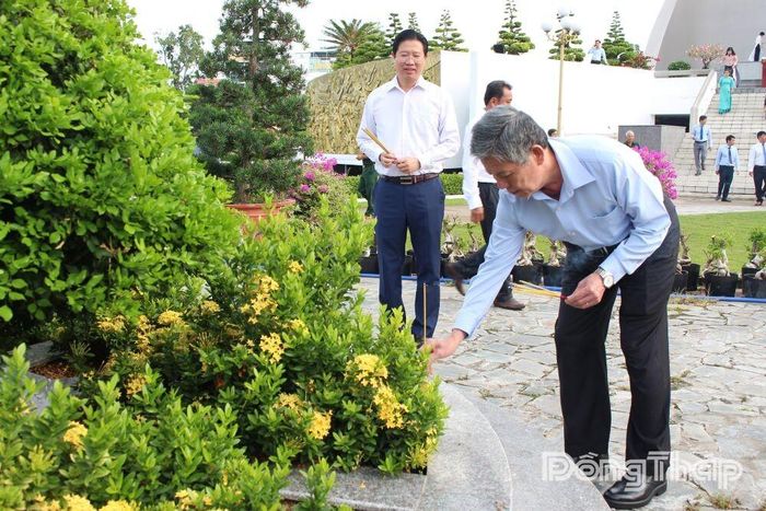 Đồng chí Ngô Chí Cường, Ủy viên Ban Chấp hành Trung ương Đảng, Bí thư Tỉnh ủy, Chủ tịch HĐND tỉnh Đồng Tháp, thắp hương các phần mộ liệt sĩ.