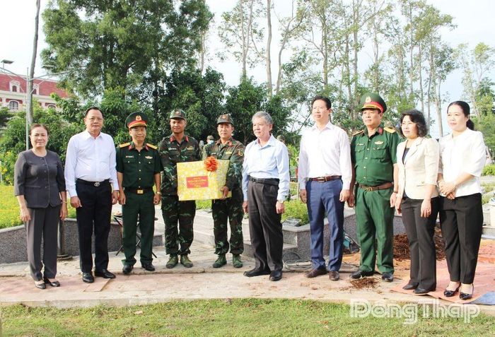 Đồng chí Ngô Chí Cường, Ủy viên Ban Chấp hành Trung ương Đảng, Bí thư Tỉnh ủy, Chủ tịch HĐND tỉnh Đồng Tháp (thứ 5 từ phải sang) động viên và tặng quà lực lượng đang làm nhiệm vụ.