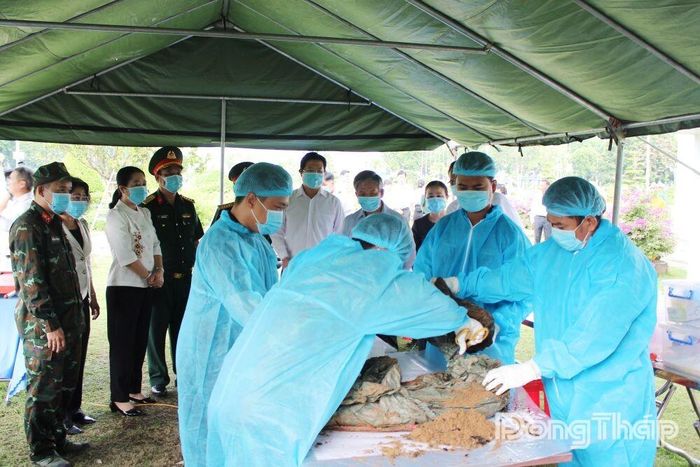 Lãnh đạo tỉnh Đồng Tháp kiểm tra công tác lấy mẫu hài cốt liệt sĩ.