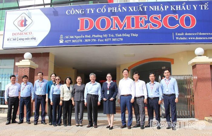Lãnh đạo Đoàn công tác và lãnh đạo Công ty Cổ phần Xuất nhập khẩu y tế Domesco chụp ảnh lưu niệm.
