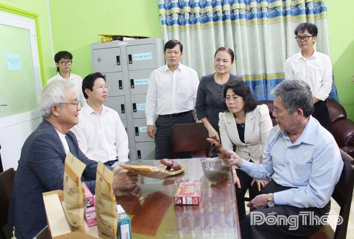 Đoàn công tác tìm hiểu mô hình Trồng nấm linh chi của ông Lê Hoàng Thế.
