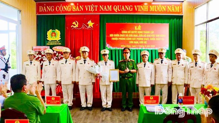 Đồng chí Đại tá Trần Văn Tròn trao Quyết định thành lập Đội Chữa cháy và Cứu nạn, cứu hộ khu vực Tam Nông.
