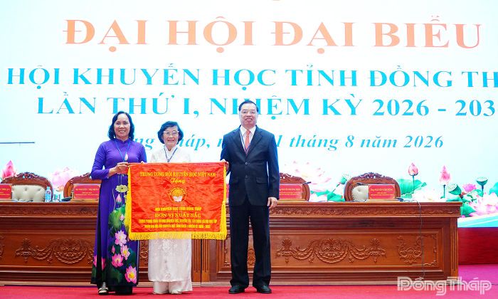 Hội Khuyến học Việt Nam trao Cờ thi đua xuất sắc cho Hội Khuyến học tỉnh Đồng Tháp.