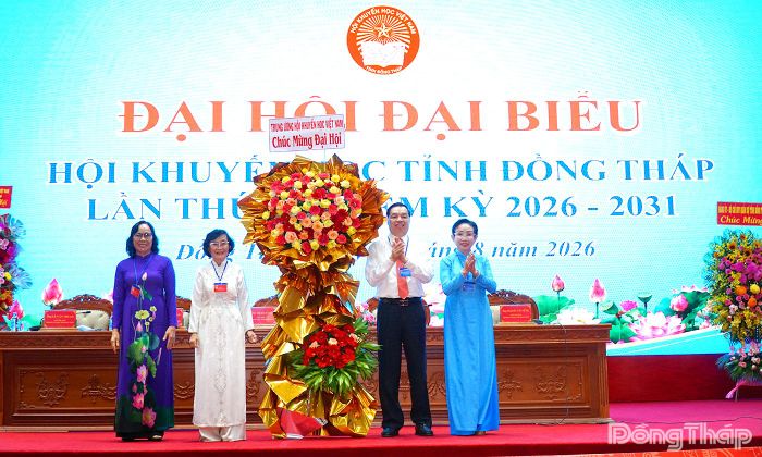 Lãnh đạo Hội Khuyến học Việt Nam trao tặng lẵng hoa chúc mừng Đại hội.