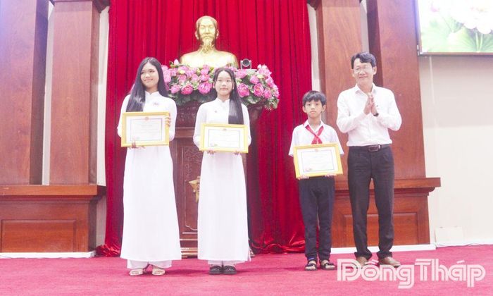 Đồng chí Võ Phạm Tân, Phó Giám đốc Sở Văn hóa, Thể thao và Du lịch trao giải Nhất cá nhân - Cuộc thi Đại sứ Văn hóa đọc tỉnh Đồng Tháp năm 2026.