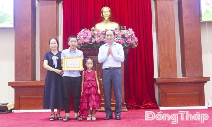 Đồng chí Đặng Nhật Quang, Giám đốc Thư viện tỉnh, lên trao giải Nhất tập thể - Cuộc thi “Góc ảnh đẹp Thư viện” lần thứ V, năm 2026.