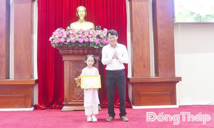 Đồng chí Võ Phạm Tân, Phó Giám đốc Sở Văn hóa, Thể thao và Du lịch trao giải Nhất cá nhân - Cuộc thi “Góc ảnh đẹp Thư viện” lần thứ V, năm 2026.