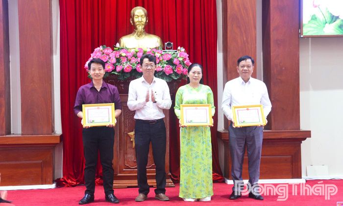 Đồng chí Võ Phạm Tân, Phó Giám đốc Sở Văn hóa, Thể thao và Du lịch trao 3 giải tập thể - Cuộc thi Đại sứ Văn hóa đọc tỉnh Đồng Tháp năm 2026.