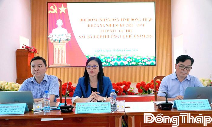 Đại biểu HĐND tỉnh lắng nghe ý kiến cử tri.
