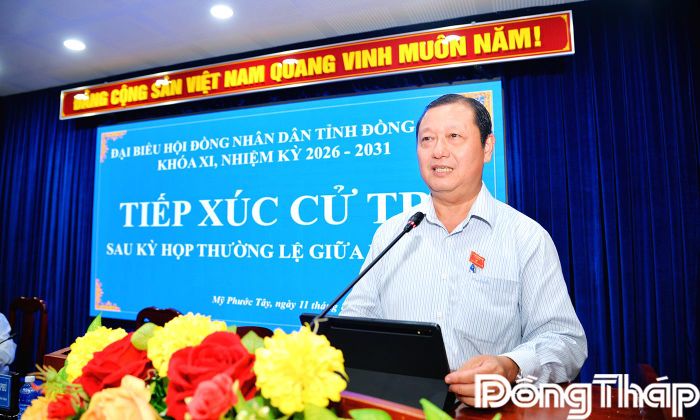 Đại biểu Phan Phùng Phú phát biểu tại buổi tiếp xúc.