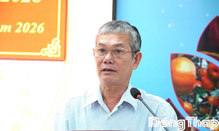 Đại biểu Đinh Văn Dũng phát biểu tại buổi tiếp xúc cử tri xã Tháp Mười.