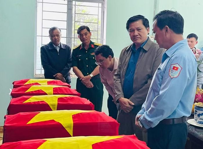  Đồng chí Trương Văn Đạt (thứ 2 từ phải sang) trao đổi với cán bộ Đội K52 về quá trình quy tập hài cốt liệt sĩ tại làng Sơr (xã Ia Boòng). Ảnh: P.D 