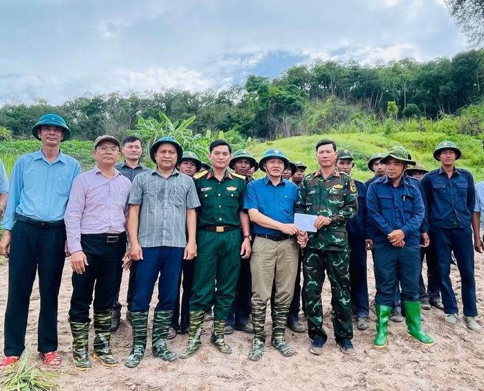 Đồng chí Trương Văn Đạt (hàng đầu, thứ 3 từ phải sang) tặng quà động viên cán bộ, chiến sĩ Đội K52 đang làm nhiệm vụ tại xã Uar. Ảnh: P.D 