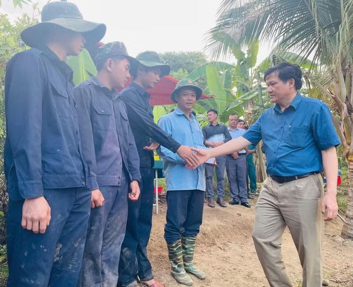 Phó Chủ tịch Thường trực HĐND tỉnh Trương Văn Đạt (bìa phải) thăm hỏi, động viên cán bộ, chiến sĩ đang thực hiện nhiệm vụ tại thôn 7, xã Kbang. Ảnh: P.D 