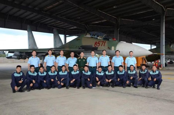  Thượng tướng Phạm Trường Sơn - Phó Tổng Tham mưu trưởng Quân đội Nhân dân Việt Nam (hàng sau, thứ 5 từ trái sang) và Trung tướng Vũ Hồng Sơn - Tư lệnh Quân chủng Phòng không - Không quân (thứ 4 từ phải sang) chụp ảnh lưu niệm với cán bộ, nhân viên bảo đảm kỹ thuật cho nhiệm vụ diễn tập. Ảnh: H.P 
