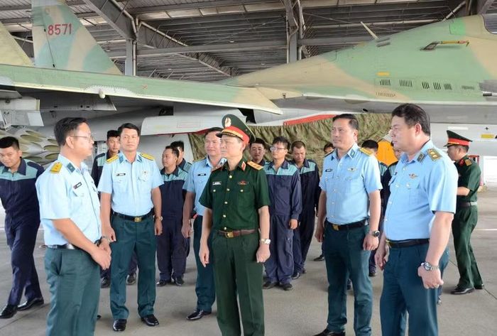  Thượng tướng Phạm Trường Sơn kiểm tra công tác bảo đảm kỹ thuật của các lực lượng máy bay tiêm kích tham gia diễn tập. Ảnh: H.P 