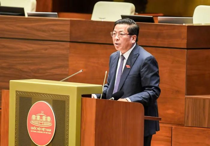  Bộ trưởng Bộ Xây dựng Trần Hồng Minh giải trình, làm rõ các vấn đề đại biểu Quốc hội quan tâm. Ảnh: Đoàn ĐBQH tỉnh Gia Lai 