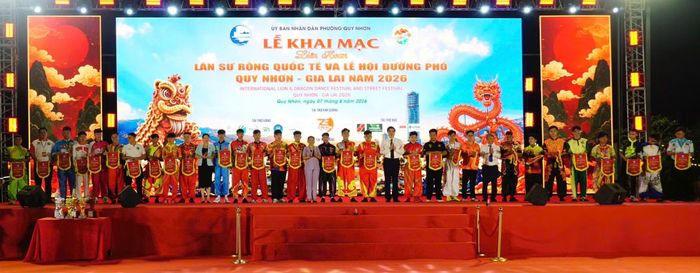  Các đoàn, câu lạc bộ Lân, Sư, Rồng trong nước và quốc tế tham gia Liên hoan nhận cờ lưu niệm từ Ban Tổ chức. Ảnh: D.L 