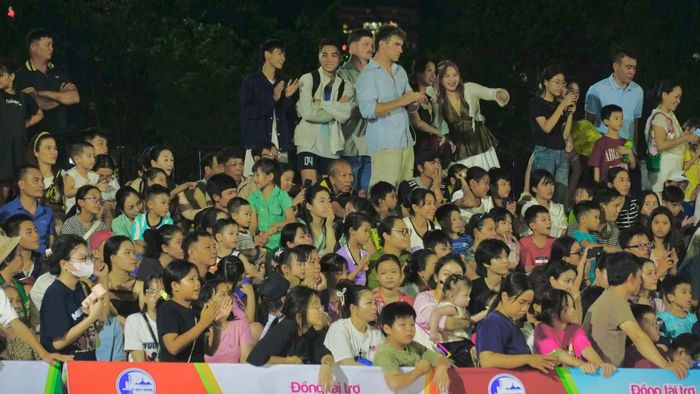  Đông đảo người dân, du khách hào hứng theo dõi các màn tranh tài tại Liên hoan. Ảnh: D.L 