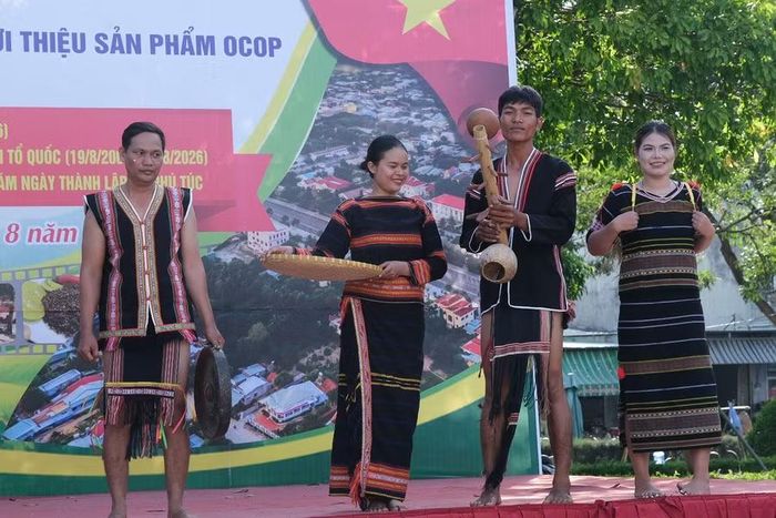  Vẻ đẹp trong trang phục truyền thống của người Jrai tại Ngày hội văn hóa - thể thao các dân tộc xã Phú Túc lần thứ I. Ảnh: Hoàng Ngọc 