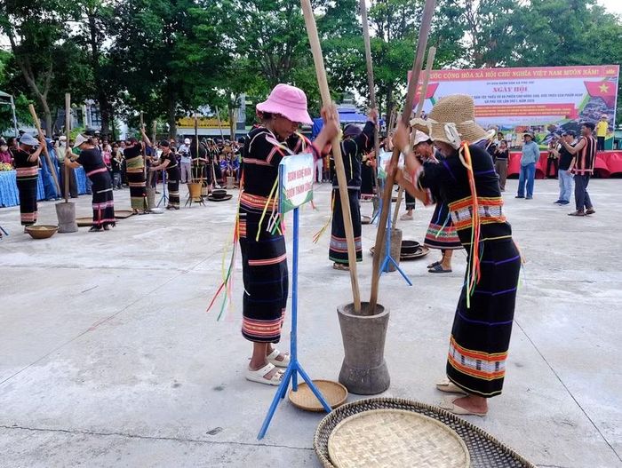  Các nghệ nhân tái hiện hoạt động giã gạo chày đôi - một nét sinh hoạt truyền thống của đồng bào dân tộc thiểu số tại Ngày hội văn hóa - thể thao các dân tộc xã Phú Túc lần thứ I. Ảnh: Hoàng Ngọc 
