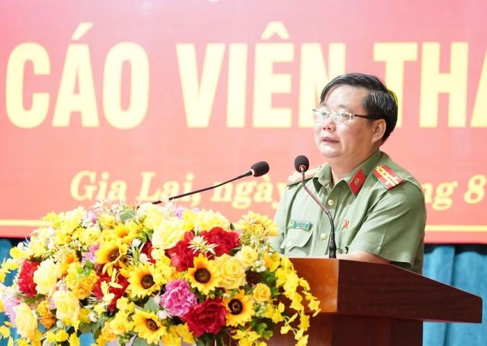  Đại tá Nguyễn Chí Linh - Phó Giám đốc Công an tỉnh báo cáo chuyên đề “Tình hình an ninh trật tự trên địa bàn tỉnh và Nghị quyết số 04-NQ/TU ngày 11-5-2026 của Ban Thường vụ Tỉnh ủy về công tác quản lý, giáo dục đối tượng FULRO tại cộng đồng". Ảnh: N.H 