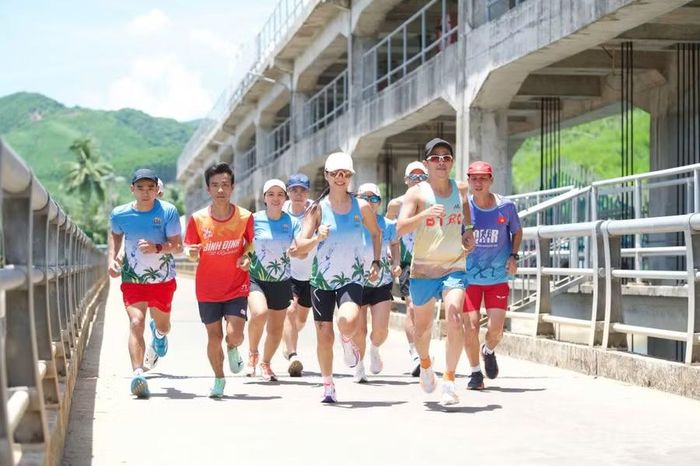  Các chân chạy khảo sát cung đường Giải chạy Bồng Sơn Half Marathon 2026. Ảnh: ĐVCC 