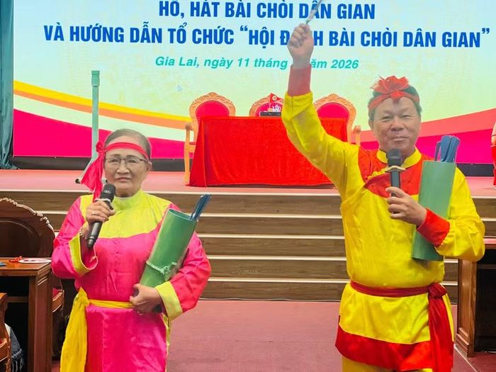 Các nghệ nhân hướng dẫn cách hô, hát câu thai bài chòi. Ảnh: M.N
