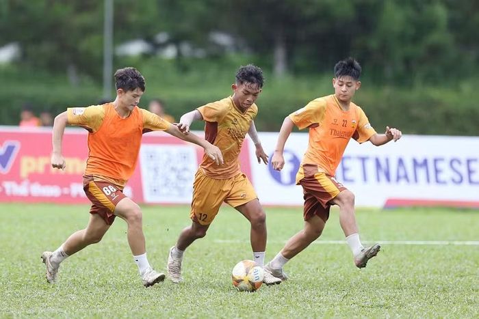 Các cầu thủ U16 LPBank HAGL tập luyện chuẩn bị cho giải đấu. Ảnh: Hoàng Tùng