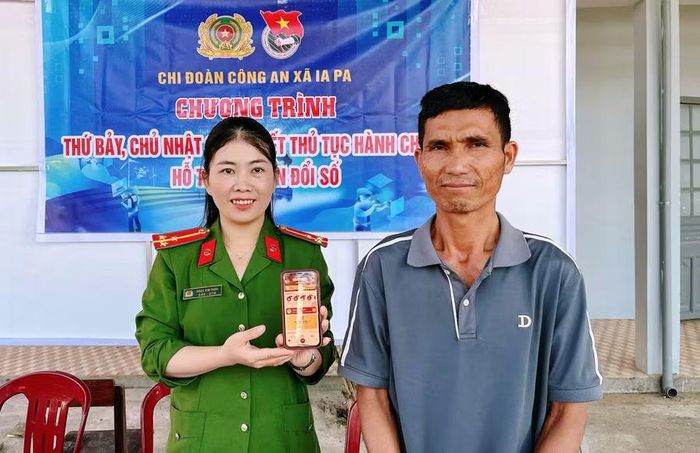  Công an xã Ia Pa hỗ trợ người dân kích hoạt, sử dụng VNeID. Ảnh: Thúy Trinh 