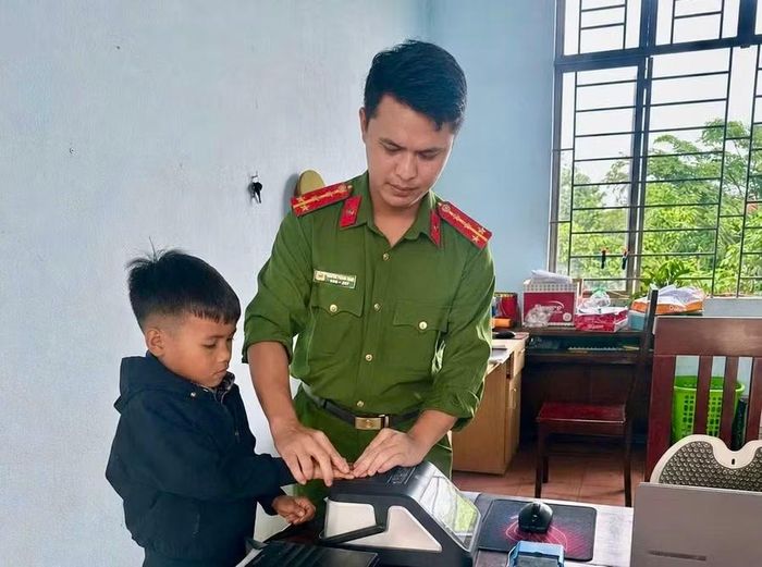  Công an xã Ia Ko làm thủ tục cấp căn cước công dân cho trẻ em. Ảnh: Thúy Trinh 