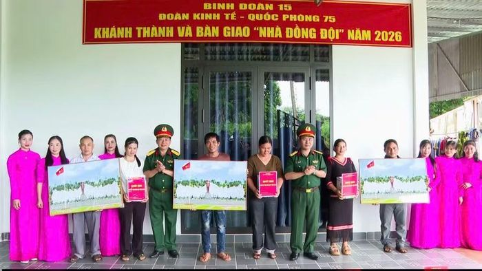  Lãnh đạo Đoàn Kinh tế - Quốc phòng 75 bàn giao nhà cho các công nhân có hoàn cảnh khó khăn. Ảnh: Vĩnh Hoàng 
