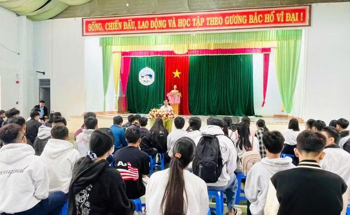  Hơn 400 phụ huynh và học sinh tham dự chương trình tư vấn. Ảnh: T.D 