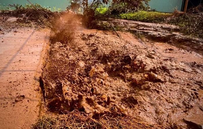  Giếng khoan của gia đình ông Đàm Xuân Hòa (làng Thung, xã Chư Prông) đã liên tục phun hỗn hợp khí và nước không ngừng trong hơn 20 ngày. Ảnh: M.P 