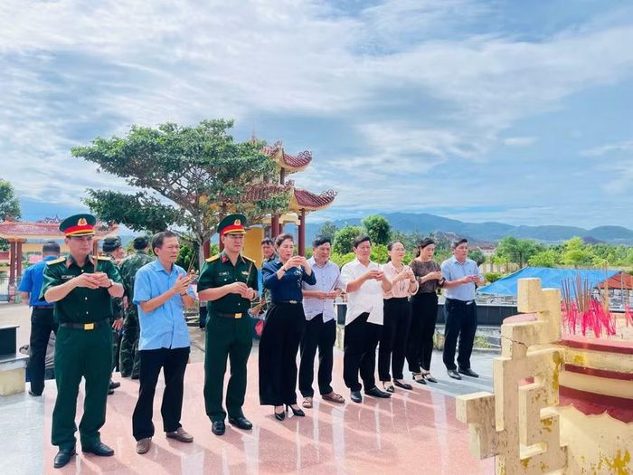 Phó Chủ tịch HĐND tỉnh Huỳnh Thúy Vân cùng đoàn công tác của tỉnh dâng hương tưởng niệm các anh hùng liệt sĩ tại Nghĩa trang Liệt sĩ Mỹ Hiệp (xã Phù Mỹ Nam). Ảnh: Phi Long