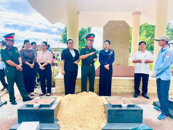Phó Chủ tịch HĐND tỉnh Huỳnh Thúy Vân (thứ 3 từ phải sang) thăm, động viên cán bộ, chiến sĩ đang thực hiện nhiệm vụ tìm kiếm, quy tập và xác định danh tính hài cốt liệt sĩ tại Nghĩa trang Liệt sĩ Diêu Trì (xã Tuy Phước). Ảnh: Phi Long