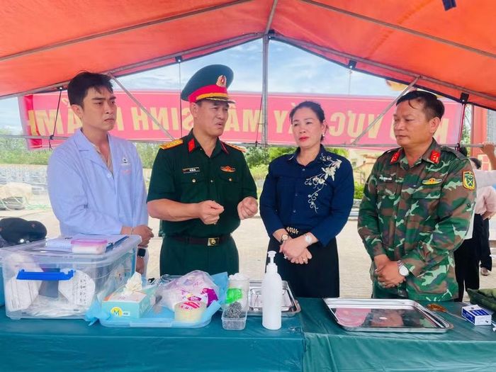 Phó Chủ tịch HĐND tỉnh Huỳnh Thúy Vân (thứ 2 từ phải sang) trao đổi với các lực lượng tại khu vực lấy mẫu sinh phẩm phục vụ xác định danh tính liệt sĩ. Ảnh: Phi Long