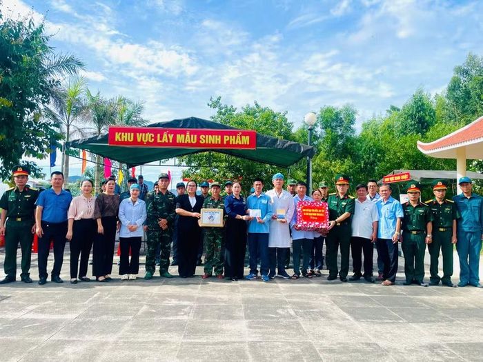 Đoàn công tác thăm, tặng quà lực lượng tham gia Chiến dịch 500 ngày đêm tại Nghĩa trang Liệt sĩ Diêu Trì. Ảnh: Phi Long