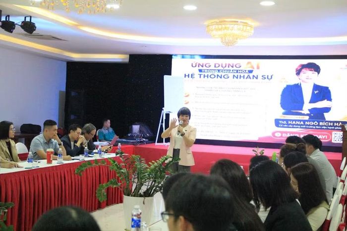  ThS. Hana Ngô Bích Hà chia sẻ việc ứng dụng AI trong chuẩn hóa hệ thống nhân sự. Ảnh: H.H 