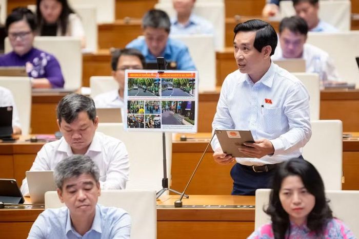 Đại biểu Nguyễn Văn Cảnh cho rằng để thành phố phát triển, hệ thống giao thông, giáo dục, văn hóa, thể thao và du lịch cũng cần được đầu tư đồng bộ. Ảnh: Đoàn ĐBQH tỉnh Gia Lai